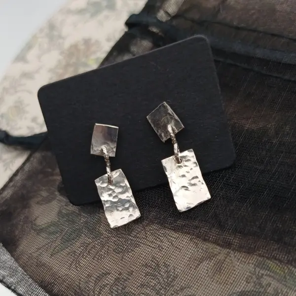 Boucles rectangles argent martelées